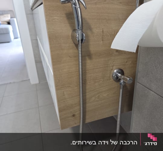 ברז מים ליד כיור עץ בחדר אמבטיה